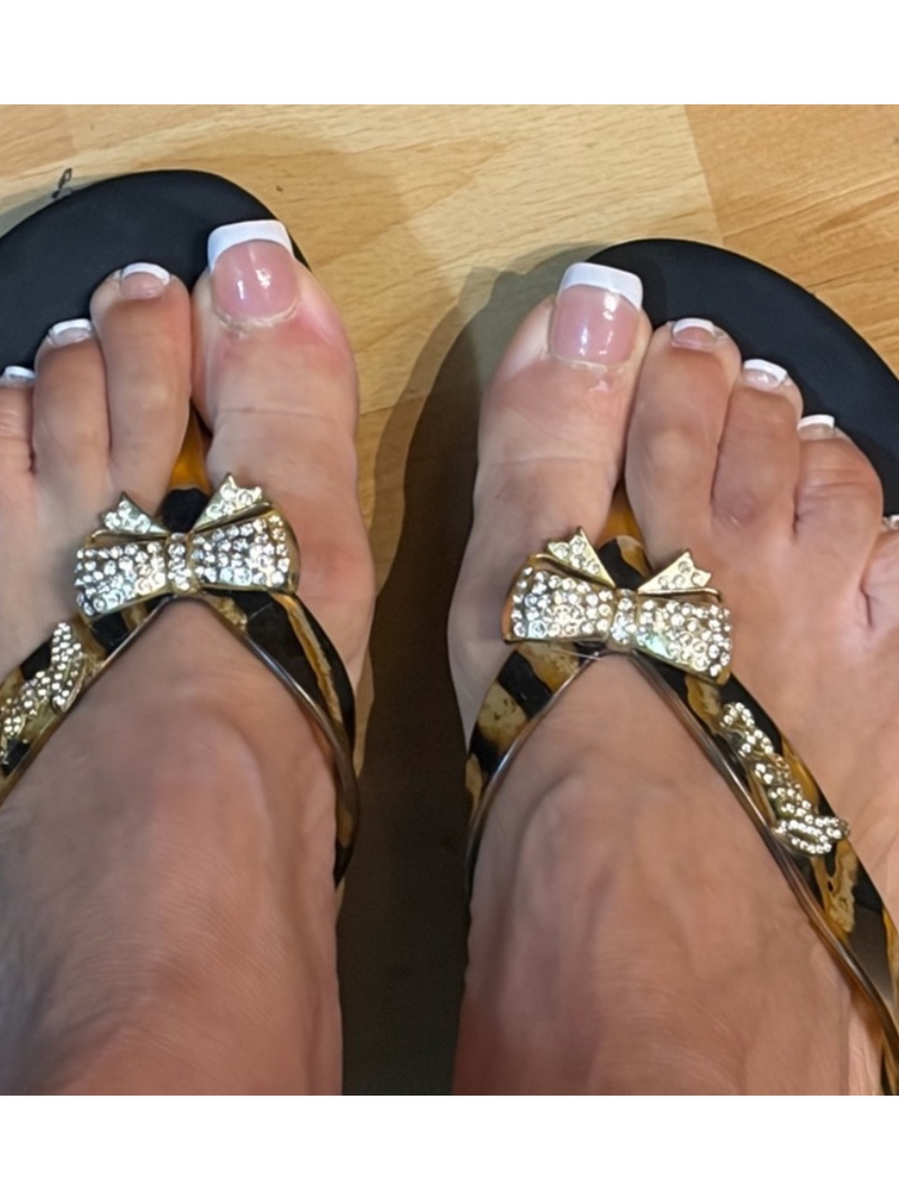 Guess Black & Gold Rhinestone Bow Flip-Flop Sandals Sz 7 Women - Picture 1 of 5